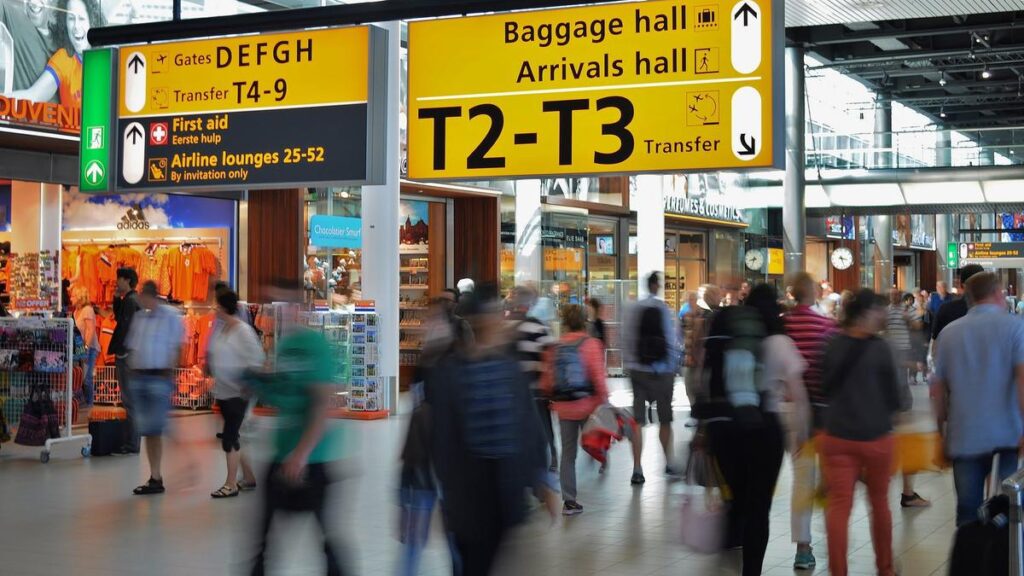 Aturan penghapusan sepatu selama pemeriksaan keamanan di bandara AS dihapus