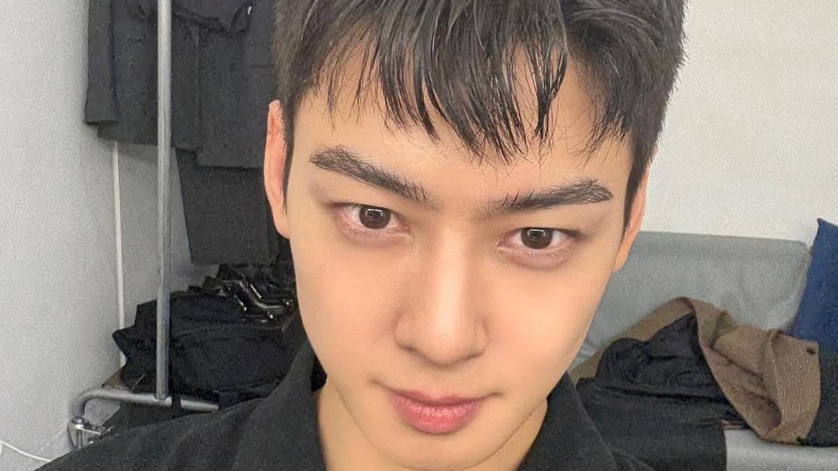 Cha Eun Woo memamerkan potongan rambut pendek menjelang militer pada 28 Juli 2025