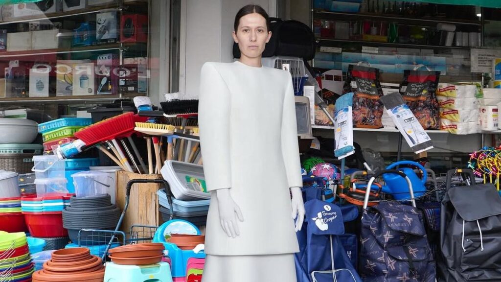 Peragaan busana terakhir Demna Gvasalia untuk Balenciaga sebelum pindah ke Gucci