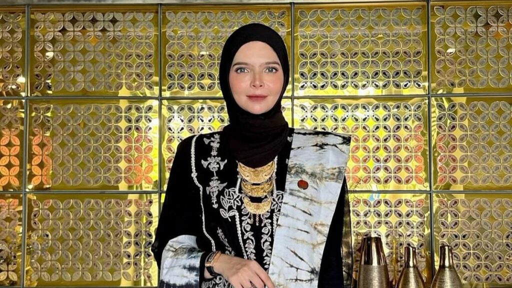 Profil Vivi Zubedi, seorang perancang busana Muslim yang menjadi korban pelanggaran hak cipta