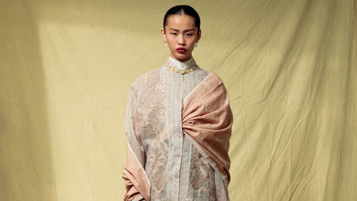 Sapto DjoJokartiko menuangkan interpretasi Lastra Jogja budaya ke Lombok di Saptojo Heritage Collection