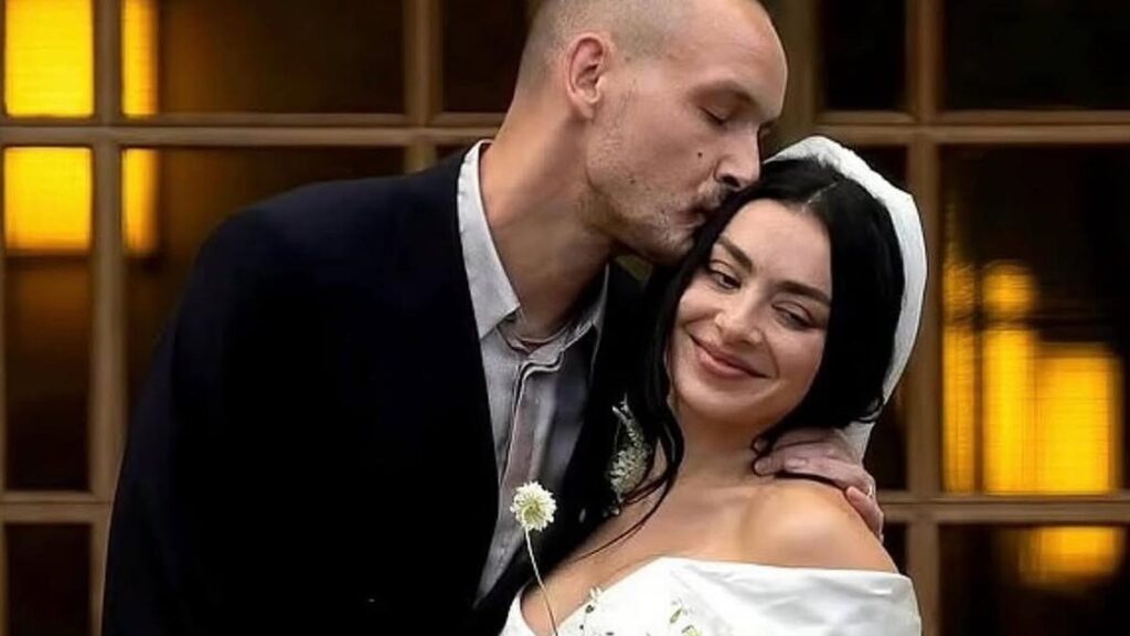 Top 3 Hari Ini Berita: Pakaian Pengantin Eksentrik Charli XCX Saat menikah dengan George Daniel tahun 1975