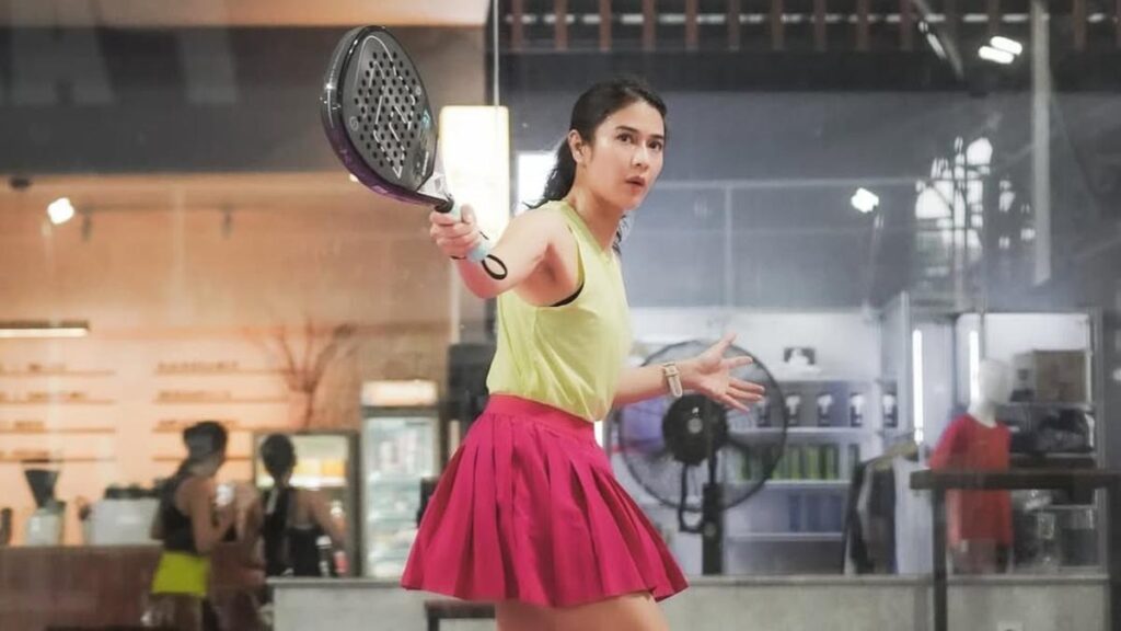 6 Potret Dian Sastrowardoyo Sports Padel, gayanya membuat hesti purwadinata kagum