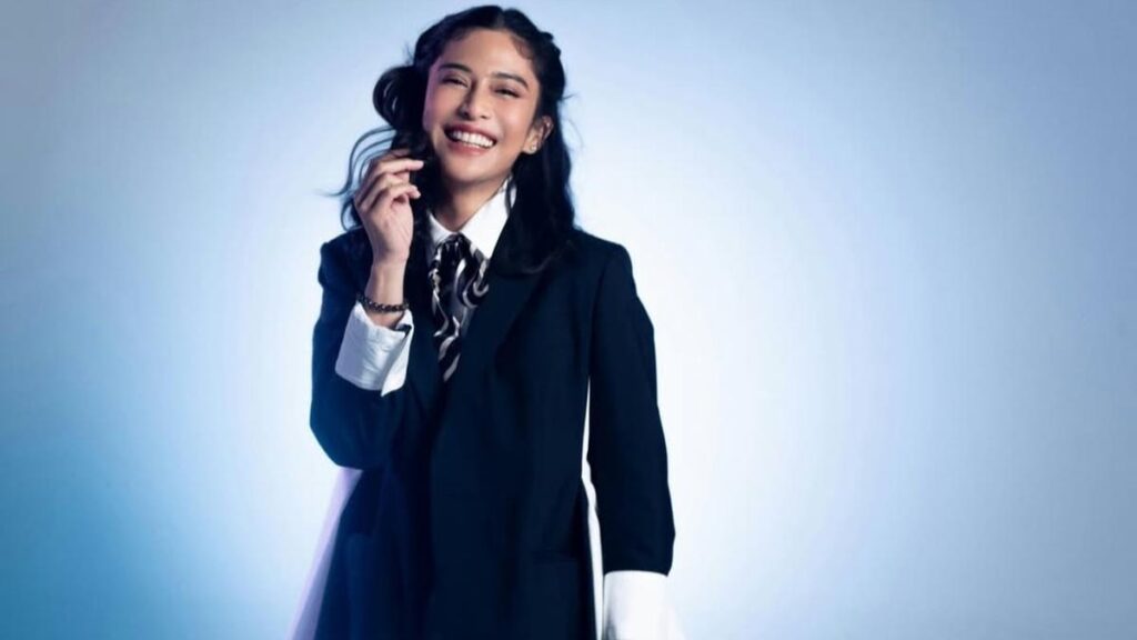 Dian Sastrowardoyo -Gaya modifikasi seragam sekolah bergaya, dipuji masih cocok untuk menjadi anak sekolah menengah