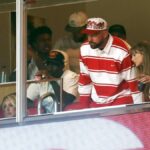 Gaya sederhana Taylor Swift memamerkan cincin pertunangan saat muncul dalam pertandingan sepak bola dengan Travis Kelce