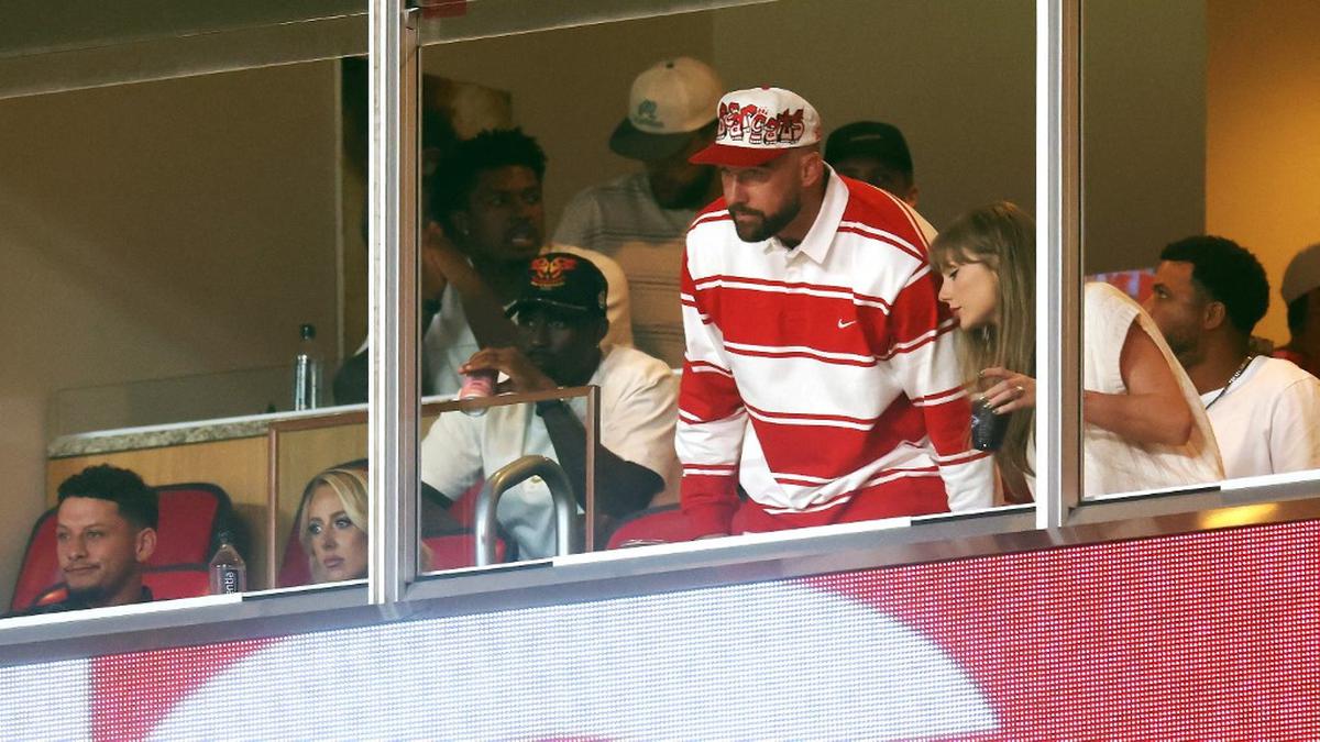 Gaya sederhana Taylor Swift memamerkan cincin pertunangan saat muncul dalam pertandingan sepak bola dengan Travis Kelce