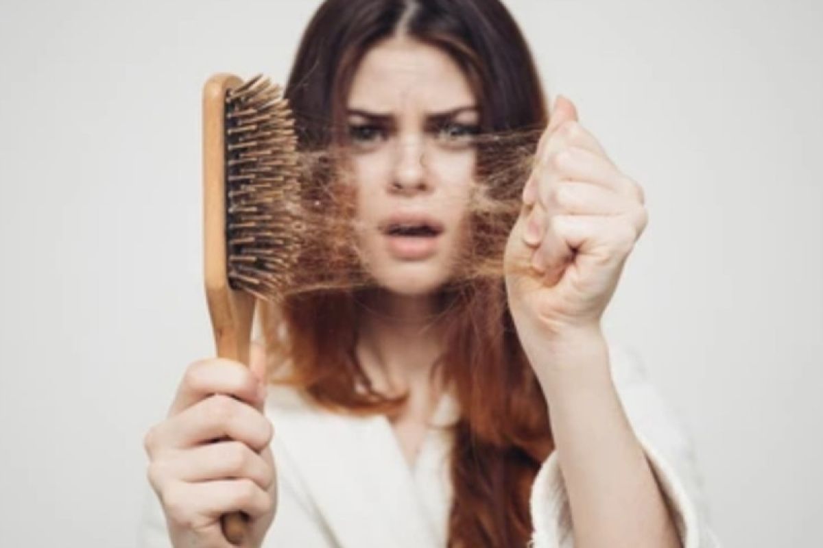 Penyebab rambut rontok: Dari kurangnya nutrisi hingga faktor genetik