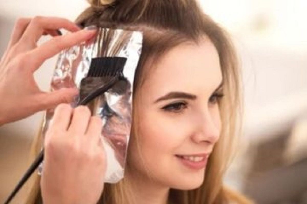 8 cara atasi masalah rambut kering agar tetap sehat dan berkilau