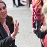 Gray Coat Kate Middleton pada Peringatan 1 Tahun Insiden Serangan Anak -Anak di Studio Tari