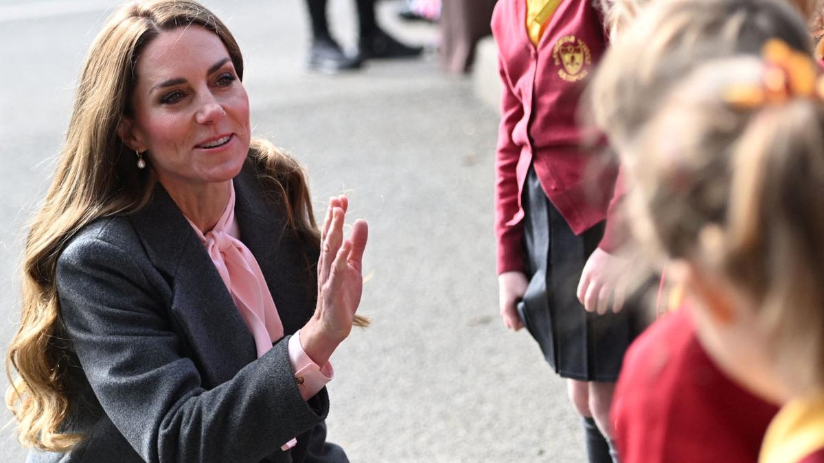 Gray Coat Kate Middleton pada Peringatan 1 Tahun Insiden Serangan Anak -Anak di Studio Tari
