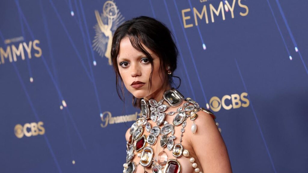 Jenna Ortega sangat membungkus dada dengan permata berwarna -warni di karpet merah Emmy Awards 2025