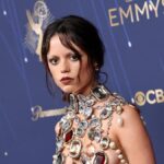 Jenna Ortega sangat membungkus dada dengan permata berwarna -warni di karpet merah Emmy Awards 2025