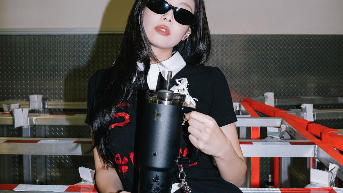 Merek Koleksi Merek Tumbler Mewah dengan Jennie Blackpink, terjual habis dalam waktu singkat