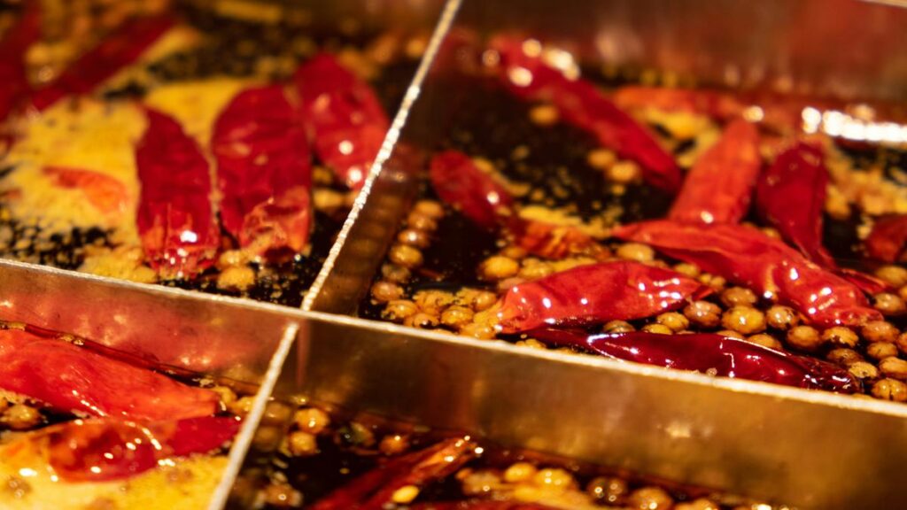 Saus hotpot buang air kecil di restoran untuk konten, 2 remaja Cina ditagih lebih dari Rp5 miliar sebagai kompensasi