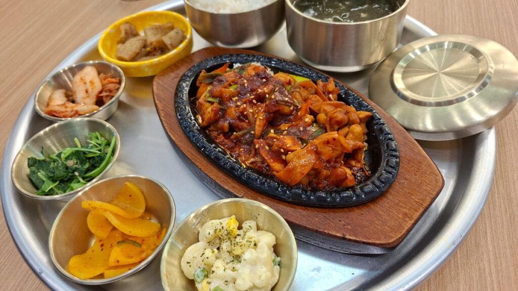 Cicipi menu makanan rumahan ala Korea Selatan, mulai dari Haemul Pajeon hingga Galbi yang lezat