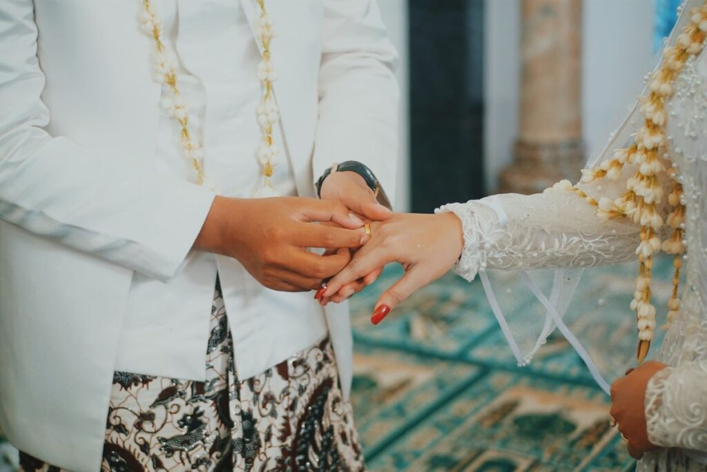 Cinta beda usia: Keunggulan & tantangan menikah dengan pria lebih tua