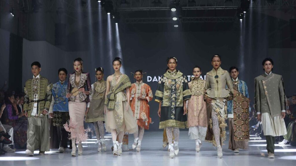 Interpretasi Baru Empat Desainer Indonesia Terhadap Tenun Indonesia di Panggung JFW 2026