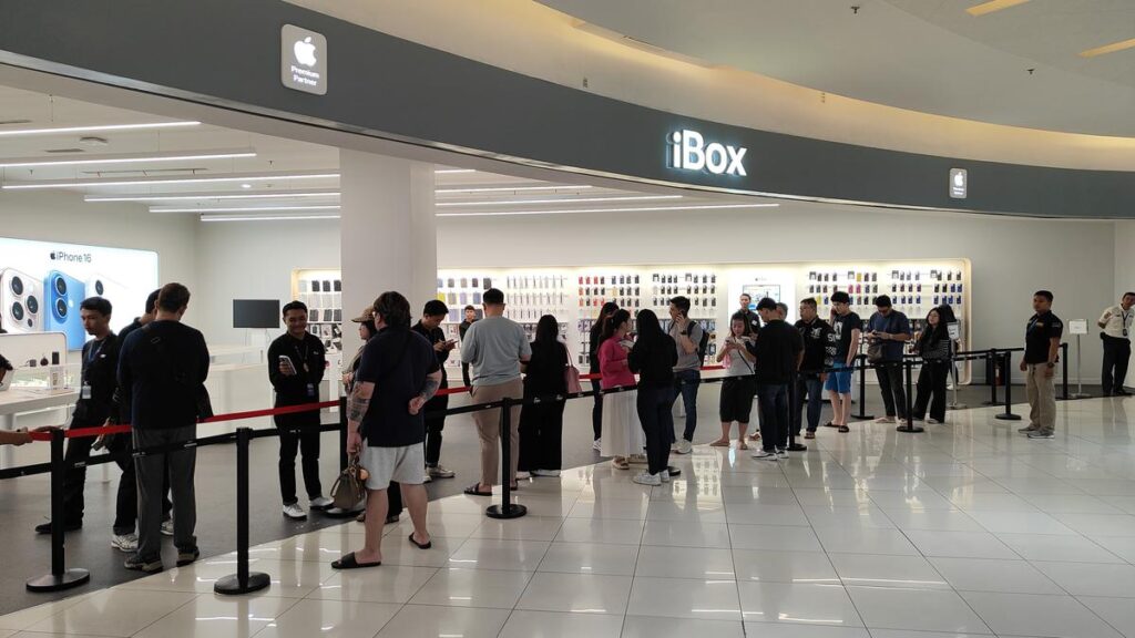 Preorder iPhone 17 Series kebanjiran pembeli, antrian mengular di gerai iBox