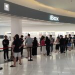 Preorder iPhone 17 Series kebanjiran pembeli, antrian mengular di gerai iBox