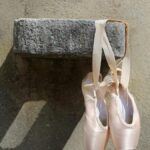 Seniman asal Inggris mendaur ulang sepatu balet bekas menjadi perhiasan cantik