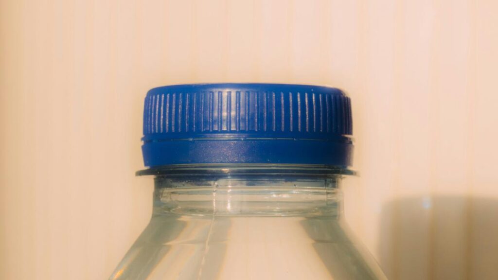 Studi: Kebiasaan minum air dari botol plastik sekali pakai meningkatkan konsumsi mikroplastik hingga 2 kali lipat
