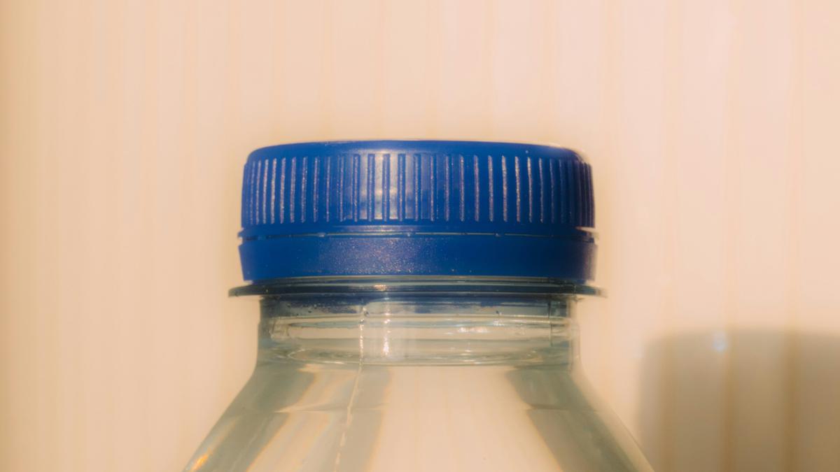 Studi: Kebiasaan minum air dari botol plastik sekali pakai meningkatkan konsumsi mikroplastik hingga 2 kali lipat