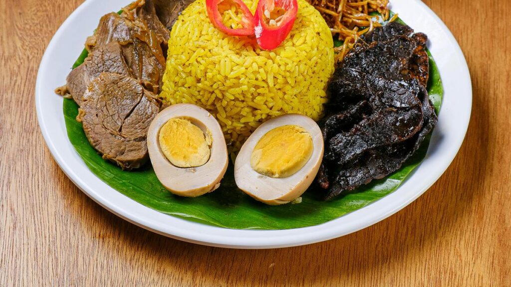 5 Rekomendasi Nasi Kuning Makassar Enak, Cita Rasa Tradisional yang Tak Pernah Pudar