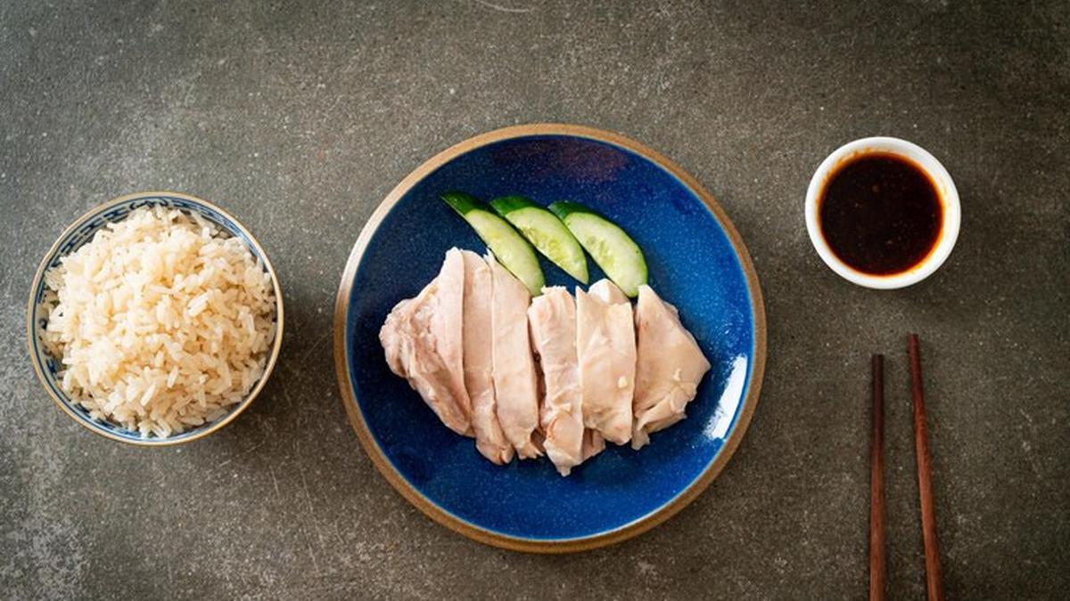 6 Resep Ayam Hainan, Kuliner Ala Restoran di Rumah