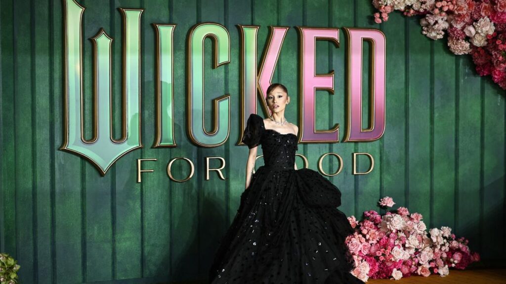 Kisah Haru di Balik Gaun Tahun 1952 yang Bikin Ariana Grande dan Stylistnya Menangis