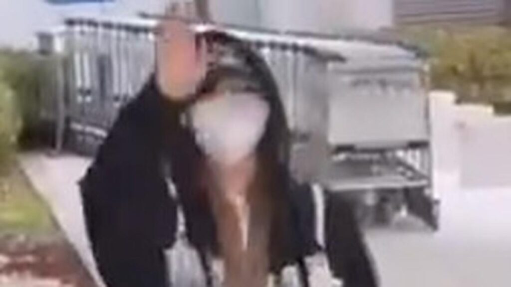 Lisa BLACKPINK bikin heboh dengan mengenakan hoodie bergambar lingerie saat berangkat ke Jakarta