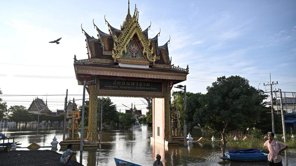 Pencarian turis yang terjebak banjir Thailand akhirnya ketahuan curang