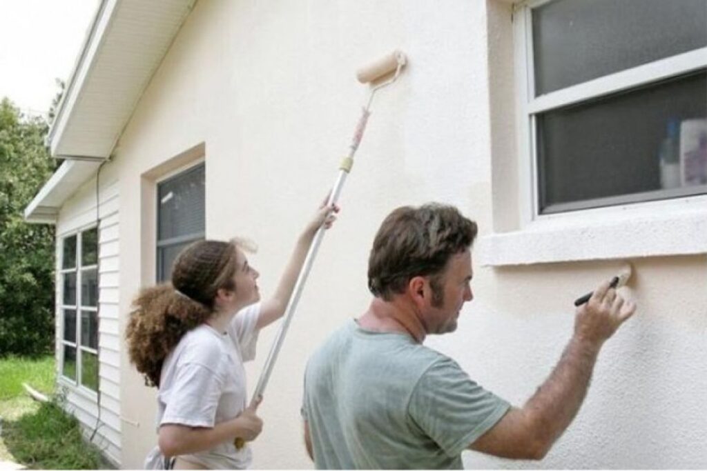 Tips cegah dan atasi dinding rumah yang lembap saat musim hujan