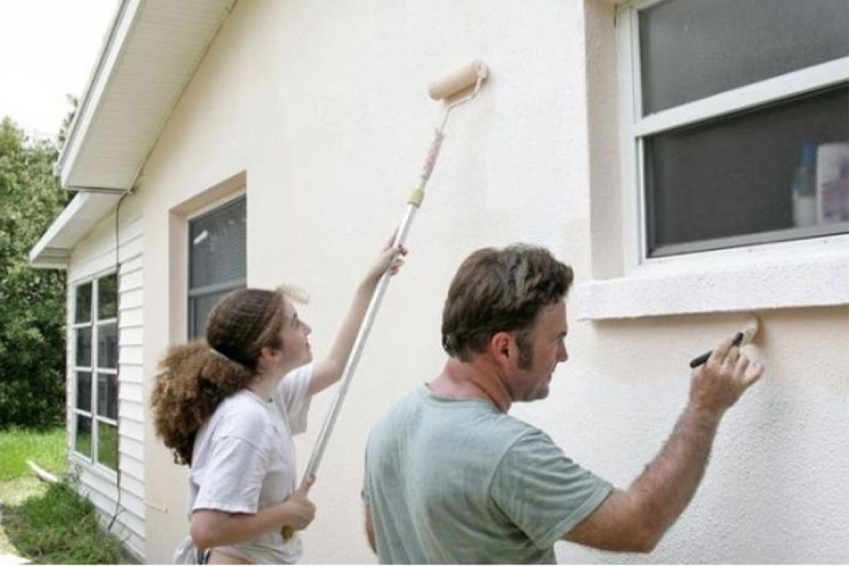 Tips cegah dan atasi dinding rumah yang lembap saat musim hujan