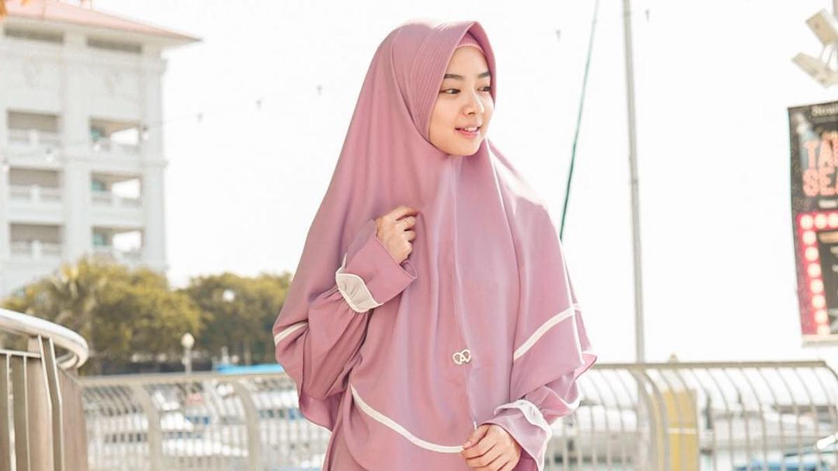 6 Inspirasi Gaya Hijab Syari ala Lindswell Kwok, Tampil Fashionable dan Sopan
