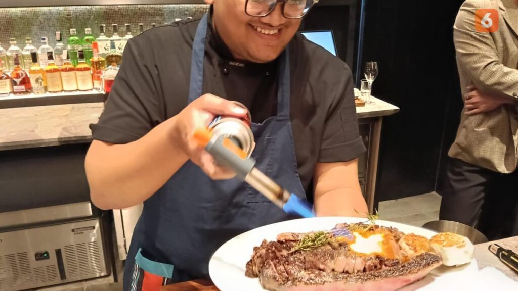 Semangat Lokal Melalui Garam Kusamba dan Kayu Rambutan dari Dapur SKYE yang Baru Dibuka Kembali