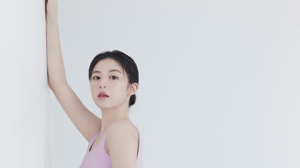 Go Yoon Jung diduga menjalani operasi karena batang hidungnya terlihat semi transparan