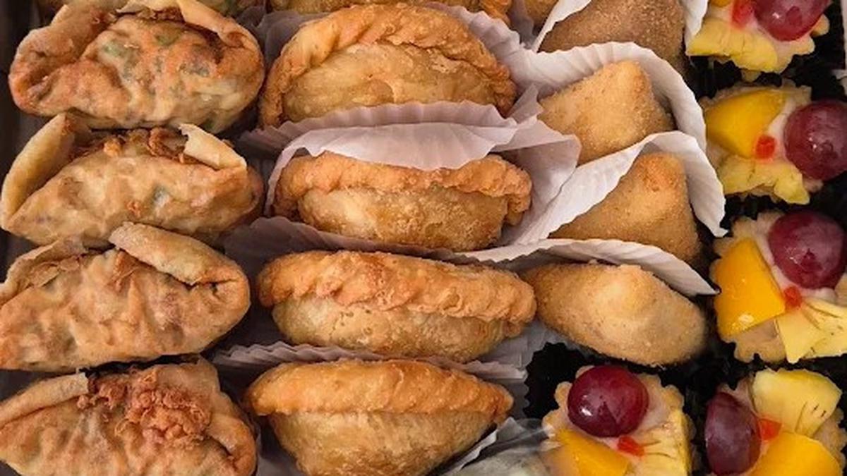 12 Rekomendasi Tempat Beli Kue Basah di Jakarta, dari Pasar Subuh hingga Toko Premium