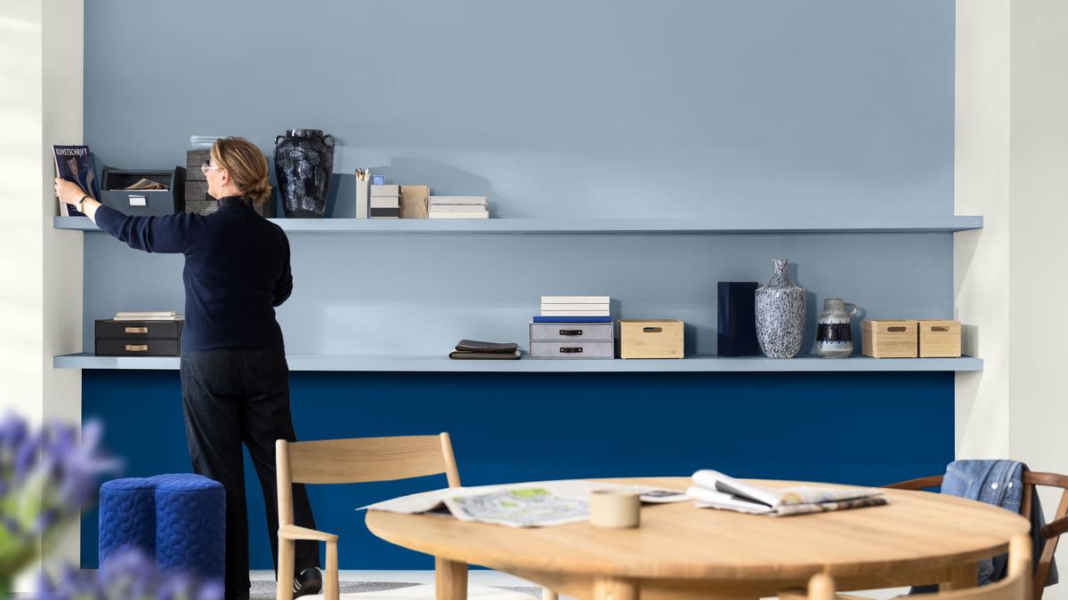 Biru adalah warna tahun 2026, simak cara mengaplikasikannya pada interior rumah anda agar tidak monoton