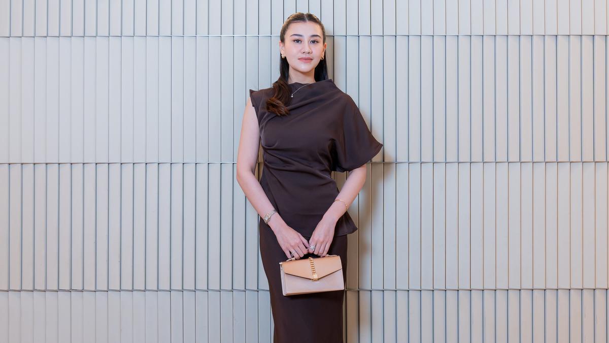 Inspirasi Gaya Ramadhan Aaliyah Massaid, Atasan Unik Dipadukan dengan Tas Amplop