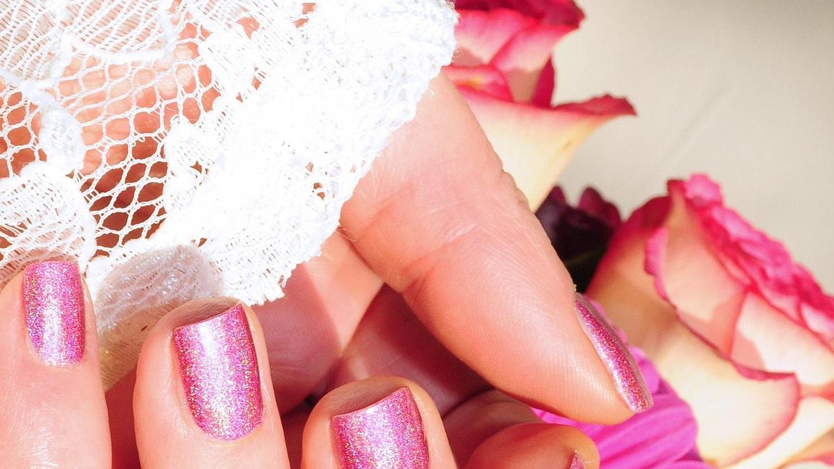 Tren Kuku Holografik, Cara Mudah Mendapatkan Tampilan Kuku Mengkilap di Rumah