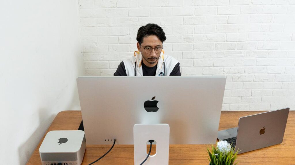 Upie Guava menceritakan kisah rahasia pengerjaan film Rainbow on Mars, alat Apple ini membuat pekerjaan lebih cepat